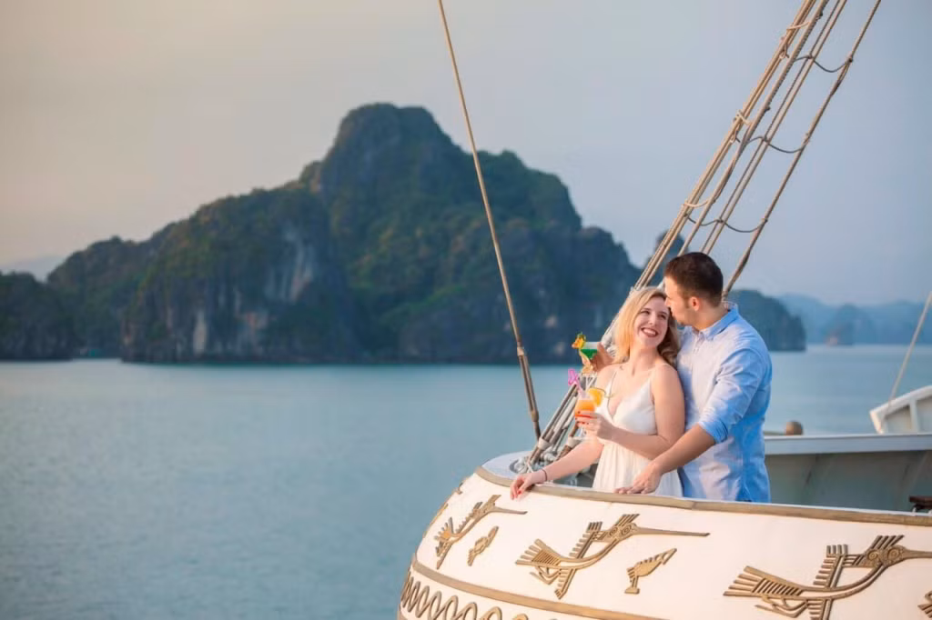 Dịch vụ tàu nghỉ đêm trên Vịnh Hạ Long hút khách trở lại. Ảnh lấy từ trang web của doanh nghiệp.