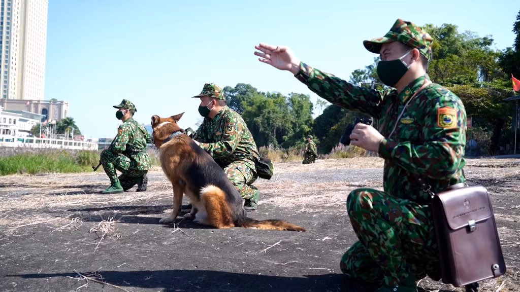 Cán bộ, chiến sĩ Đồn Biên phòng cửa khẩu quốc tế Móng Cái tuần tra khu vực cửa khẩu.