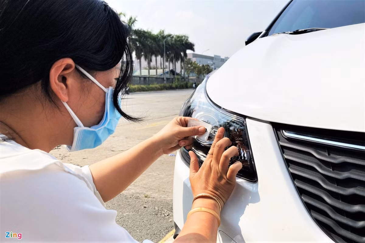 Có 2 vị trí dán thẻ định danh thu phí tự động trên xe.