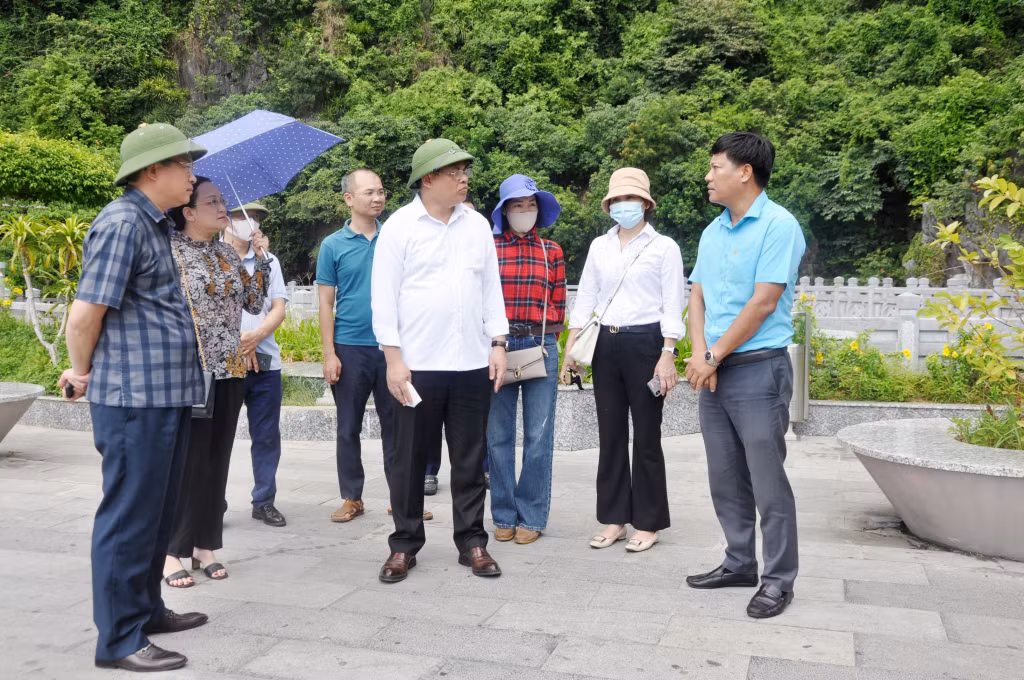 Đoàn kiểm tra nghe báo cáo thực tế về lượng khách tại điểm cập tàu động Thiên Cung - Đầu Gỗ trên Vịnh Hạ Long.