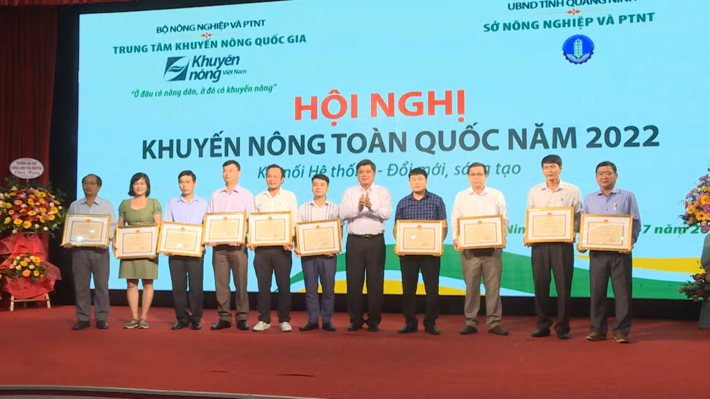 Thứ trưởng Bộ NN&amp;PTNT Trần Thanh Nam trao bằng khen cho những cá nhân, tập thể có thành tích xuất sắc trong công tác khuyến nông