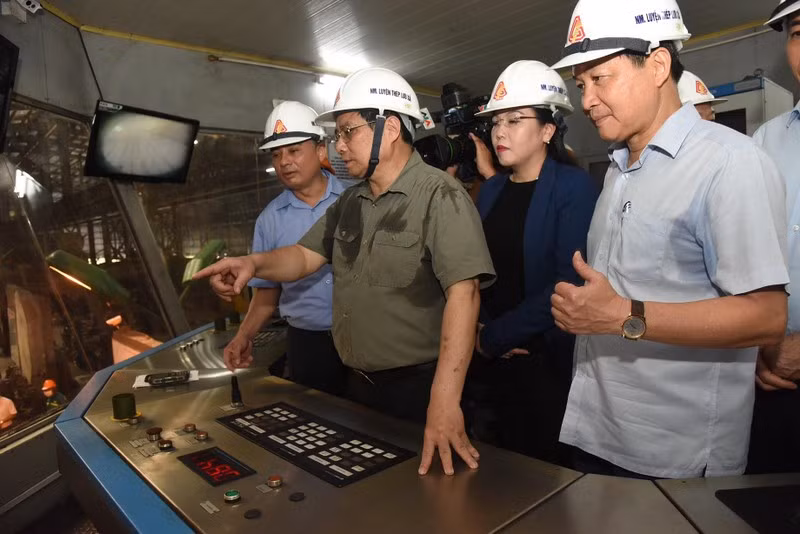 Thủ tướng Phạm Minh Chính thị sát Nhà máy Cán thép Thái Trung. Ảnh: Trần Hải