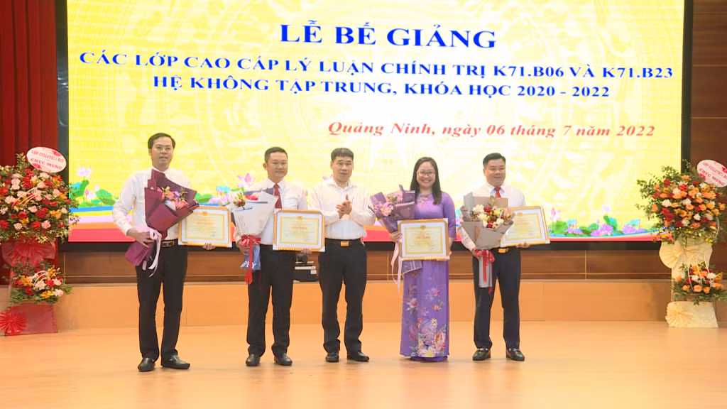 Học viện Chính trị Quốc gia Hồ Chí Minh trao giấy khen cho 4 học viên có thành tích xuất sắc trong học tập và rèn luyện.