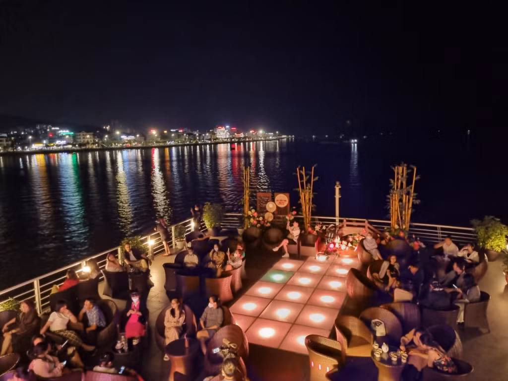 Tàu nhà hàng của Công ty Hương Hải Hạ Long mới được đầu tư, đưa vào hoạt động từ tháng 2 năm nay, đón đầu dòng khách trở lại với Quảng Ninh.