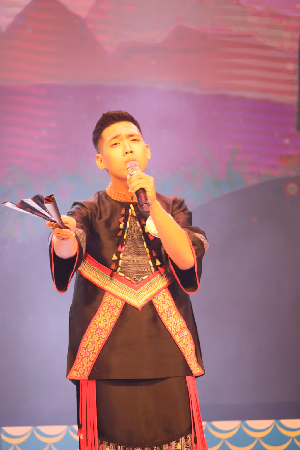 Mạc Hoàng Lương có phong cách biểu diễn rất khác biệt và được chọn là thí sinh triển vọng tại đêm chung kết.