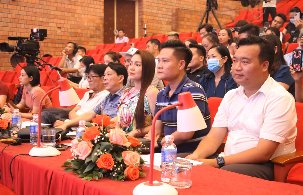 Ban Giám khảo vòng chung khảo cuộc thi Sao Mai Quảng Ninh năm 2022.