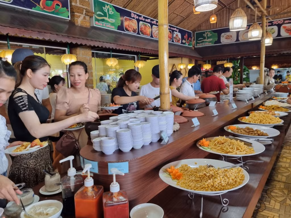 Du khách thưởng thức tiệc buffet tại nhà hàng Sen Á Đông (TP Hạ Long).