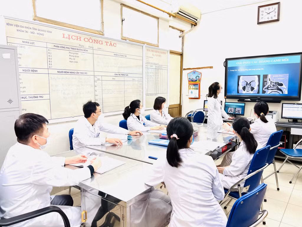 Bác sĩ Đỗ Huyền Trang trình bày nghiên cứu mới.