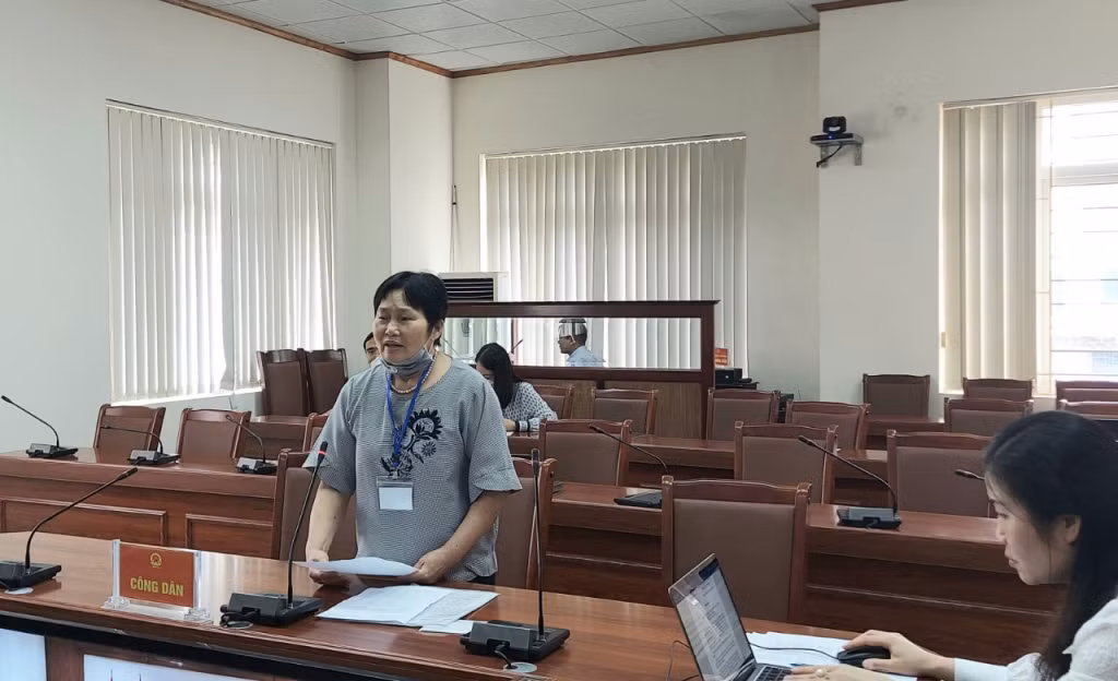 Bà Nguyễn Thị Ninh (TP Cẩm Phả) trình bày nội dung đề nghị tới Hội đồng tiếp công dân tỉnh.