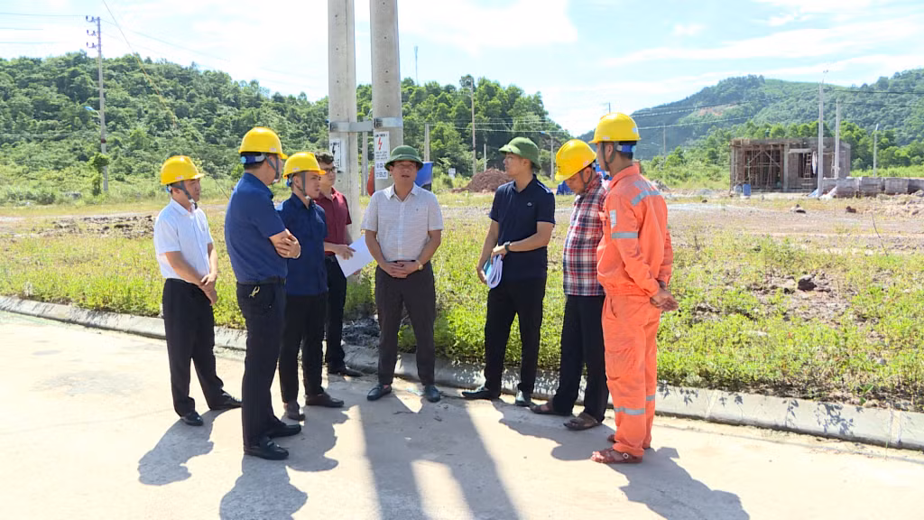 Công ty Điện lực Quảng Ninh và UBND huyện Vân Đồn khảo sát hiện trường để lên phương án cấp điện cho người dân
