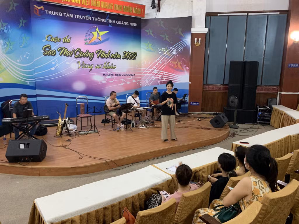 Thí sinh Mai Thu Hương tập luyện 2 ca khúc của dòng nhạc dân gian