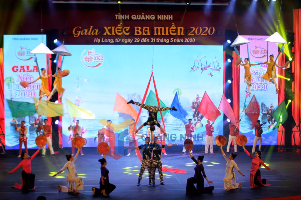 Tiết mục “Ngày hội non sông” với sự tham gia của tập thể nghệ sĩ tham gia trong chương trình đã mở màn đêm gala (5-2020). Ảnh: Pham Học