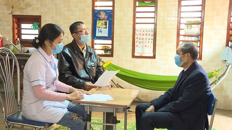 Nhân viên y tế phường Bắc Sơn khám, điều trị cho bệnh nhân Covid-19 tại nhà.
