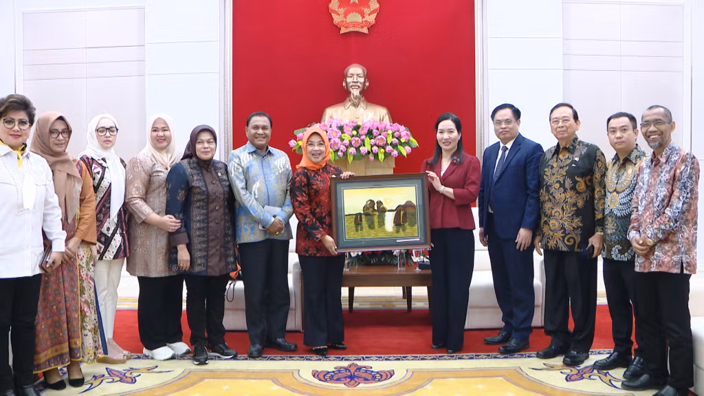 Phó Chủ tịch UBND tỉnh Nguyễn Thị Hạnh tặng quà lưu niệm cho đoàn đại biểu Quốc hội Cộng hòa Indonesia.