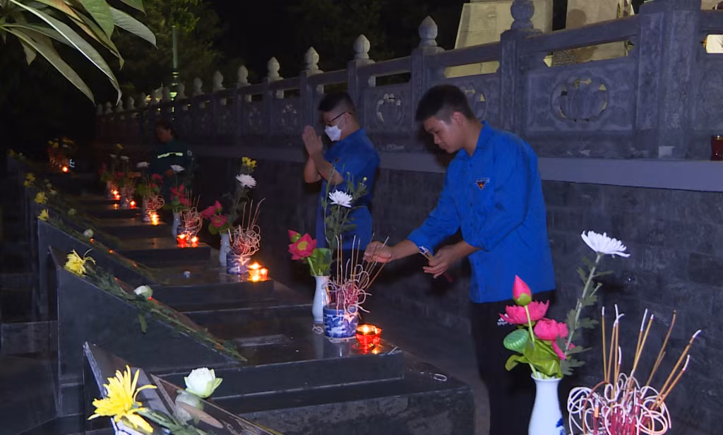 Đoàn viên thanh niên thắp hương tưởng nhớ các Anh hùng liệt sỹ tại Nghĩa trang Liệt sỹ Cẩm Phả, TP Cẩm Phả.