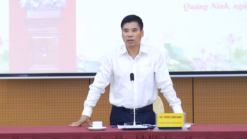 Đồng chí Trương Công Ngàn, Phó trưởng Ban Thường trực Ban Tuyên giáo Tỉnh ủy, phát biểu tại hội nghị.