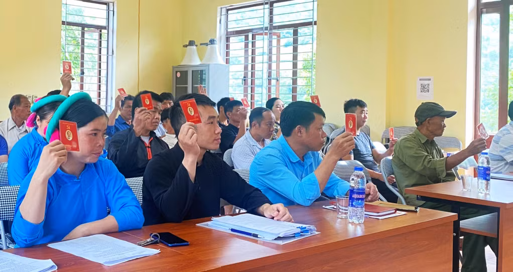 Chi bộ thôn Nà Ếch, xã Húc Động (huyện Bình Liêu) biểu quyết thông qua công tác nhân sự bầu chi ủy chi bộ nhiệm kỳ 2022-2025 tại đại hội.