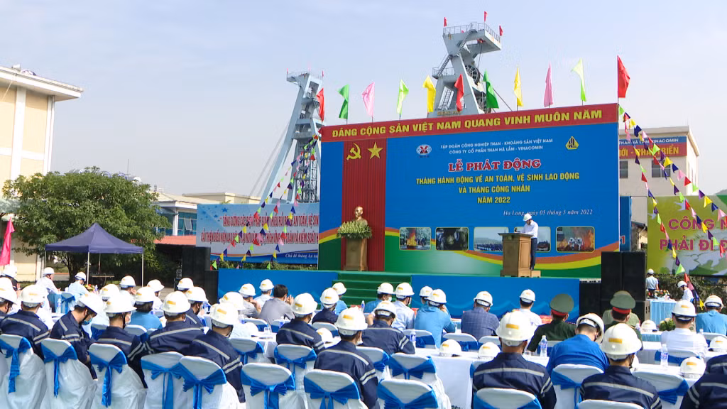 Lễ phát động Tháng ATVSLĐ - Tháng công nhân năm 2022 được Tập đoàn Công nghiệp Than- Khoáng sản Việt Nam tổ chức tại Công ty CP Than Hà Lầm vào ngày 5/5/2022. Ảnh: Quốc Thắng