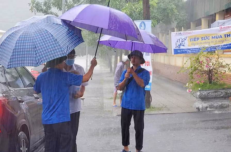 Những ngày diễn ra Kỳ thi, nhiều địa phương trên địa bàn tỉnh có mưa rất to, gây không ít khó khăn cho sĩ tử. Thanh niên tình nguyện đã "đội mưa" hỗ trợ đưa đón thí sinh vào điểm thi.