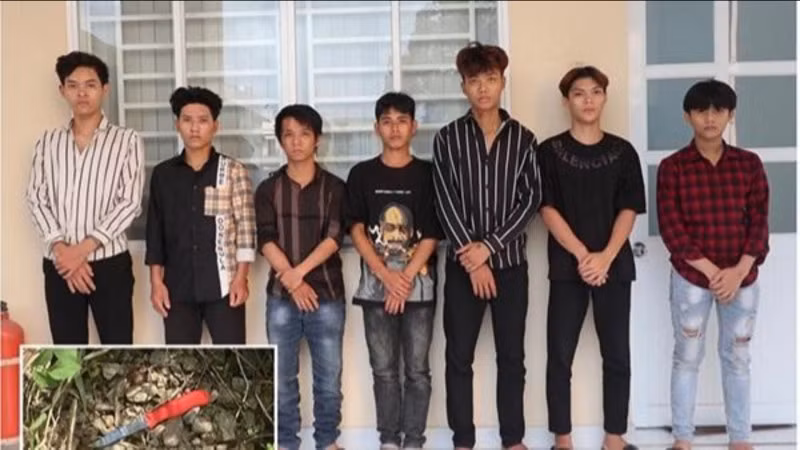 Các đối tượng bị bắt giữ và con dao gây án.