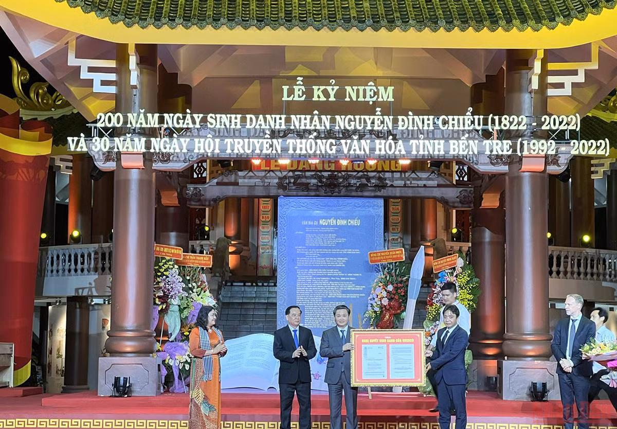 Lãnh đạo tỉnh Bến Tre đón nhận Nghị quyết vinh danh Danh nhân Nguyễn Đình Chiểu.