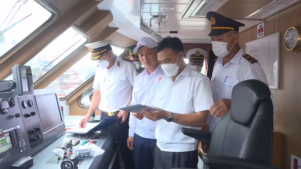 Cảng vụ Đường thủy nội địa Quảng Ninh và đơn vị quản lý cảng Cái Rồng kiểm tra công tác an toàn trên phương tiện vận chuyển khách đi đảo Cô Tô.