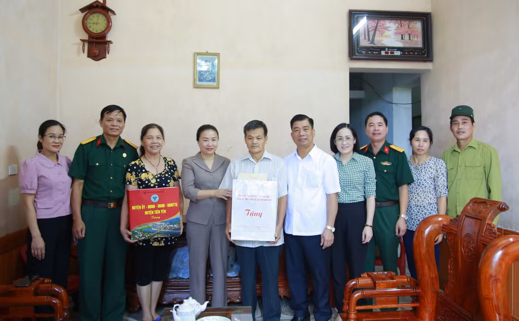 Đồng chí Vi Ngọc Bích, Ủy viên BTV Tỉnh ủy, Phó Chủ tịch Thường trực HĐND tỉnh, thăm hỏi, tặng quà gia đình bệnh binh hạng 2/3 Phạm Văn Phoóng, phố Long Thành, thị trấn Tiên Yên, huyện Tiên Yên.