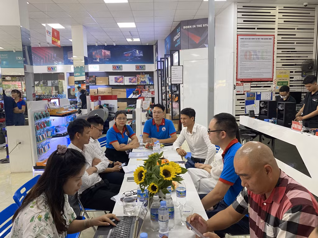 Đoàn thẩm định làm việc tại Công ty TNHH Máy tính Quảng Ninh (TP Hạ Long)
