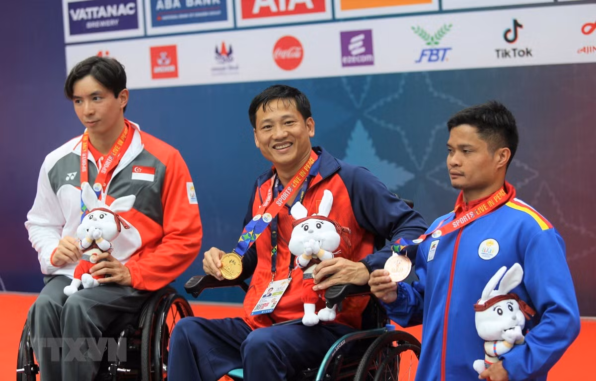 Nguyễn Hoàng Nhã (giữa) giành Huy chương Vàng nội dung bơi ngửa nam 100m hạng thương tật S7, phá kỷ lục. (Ảnh: Hoàng Minh/TTXVN)