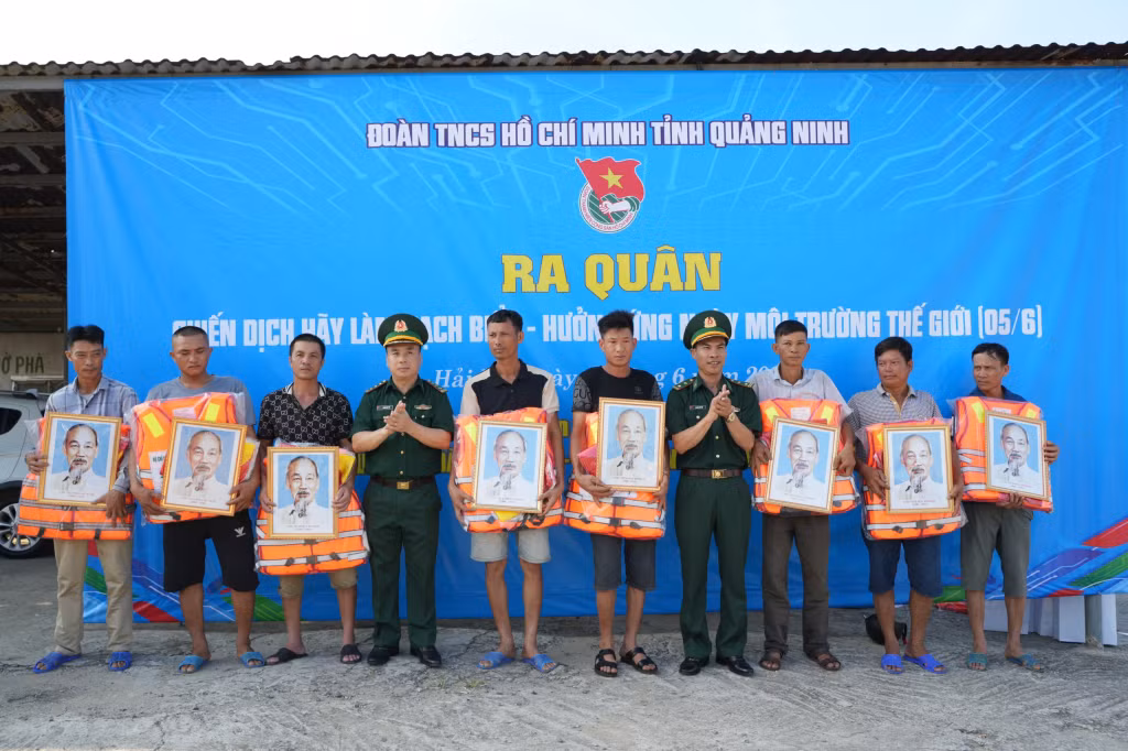 Đồng chí Lương Ngọc Trí (thứ 4, trái sang), Phó chủ nhiệm Chính trị, Bộ Chỉ huy BĐBP Tỉnh và cán bộ Đồn BP Quảng Đức trao tặng 10 phần quà cho các hộ ngư dân.
