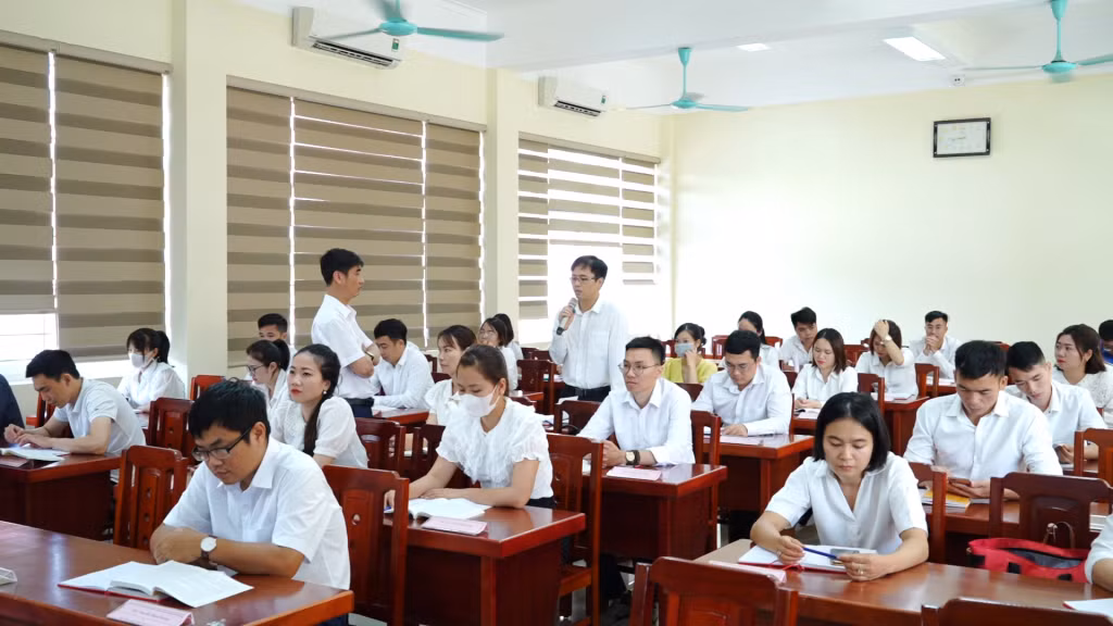 Giảng viên Khoa Lý luận cơ sở (Trường Đào tạo cán bộ Nguyễn Văn Cừ) trao đổi với học viên Lớp trung cấp lý luận chính trị - hành chính (A56).