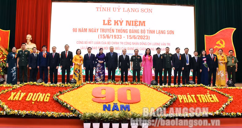 Các đại biểu tham dự buổi lễ chụp ảnh lưu niệm với các đồng chí lãnh đạo tỉnh Lạng Sơn