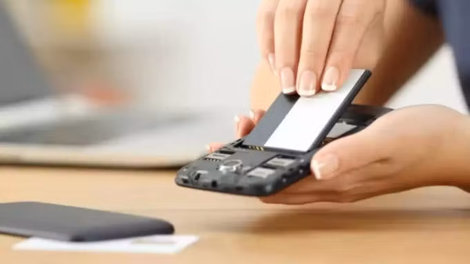 Smartphone sẽ quay trở lại kiểu thiết kế pin rời do luật mới được thông qua tại châu Âu (Ảnh minh họa: Getty).