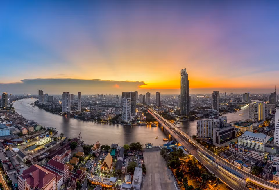 Đường chân trời của thủ đô Bangkok (Thái Lan) phản ánh sự phát triển bùng nổ của thành phố và thể hiện vẻ đẹp về sự khác biệt của các khu vực đô thị.