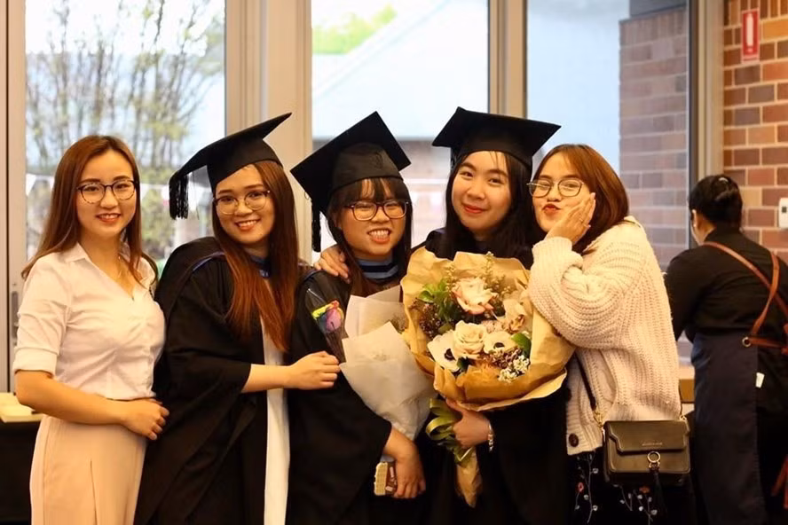 Nhóm du học sinh Việt Nam tại lễ tốt nghiệp ở Đại học Western Sydney (Úc) theo chương trình du học bán phần từ Viện đào tạo quốc tế (Đại học Kinh tế TPHCM). Ảnh: Nhà trường cung cấp