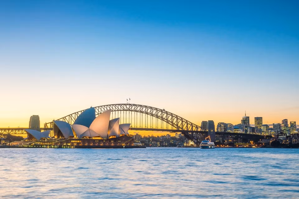 Nhà hát Opera Sydney mang tính biểu tượng kết hợp với trung tâm đô thị phát triển cao khắc họa lên đường chân trời đầy ấn tượng của Sydney, thành phố đông dân nhất Australia.