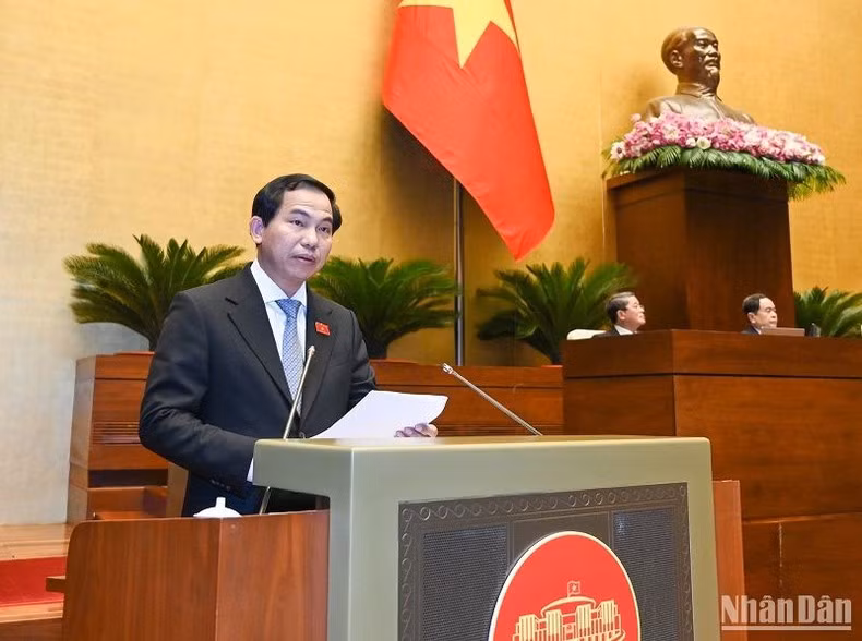 Chủ nhiệm Ủy ban Tài chính, Ngân sách của Quốc hội Lê Quang Mạnh trình bày Báo cáo giải trình, tiếp thu, chỉnh lý dự thảo Nghị quyết thí điểm một số cơ chế, chính sách đặc thù phát triển TP Hồ Chí Minh. (Ảnh: DUY LINH)