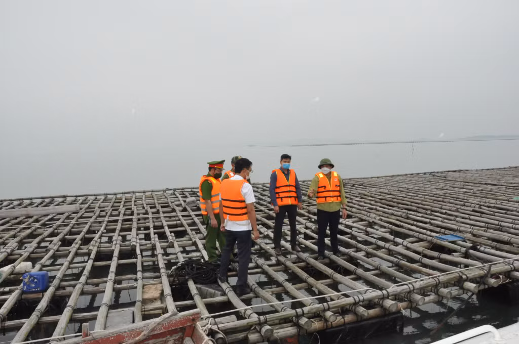 Đoàn kiểm tra liên ngành của huyện Đầm Hà kiểm tra hoạt động NTTS trên vùng biển xã Đầm Hà, tháng 4/2023. Ảnh: Hữu Việt