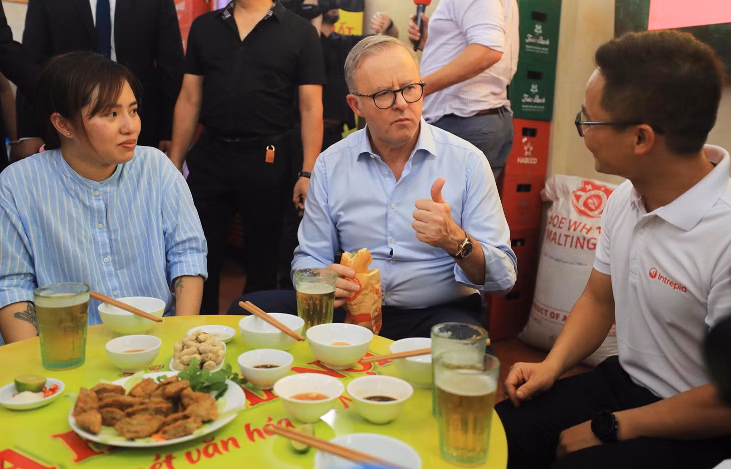 Thủ tướng Australia Anthony Albanese khen: “Bánh mì Việt Nam rất ngon”. Ảnh: Lâm Khánh/TTXVN.