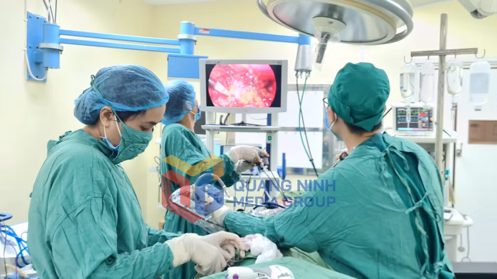 Một ca mổ nội soi cắt thùy phổi cho người bệnh ung thư tại Bệnh viện Việt Nam - Thụy Điển Uông Bí (6-2023). Ảnh: Nguyễn Hoa
