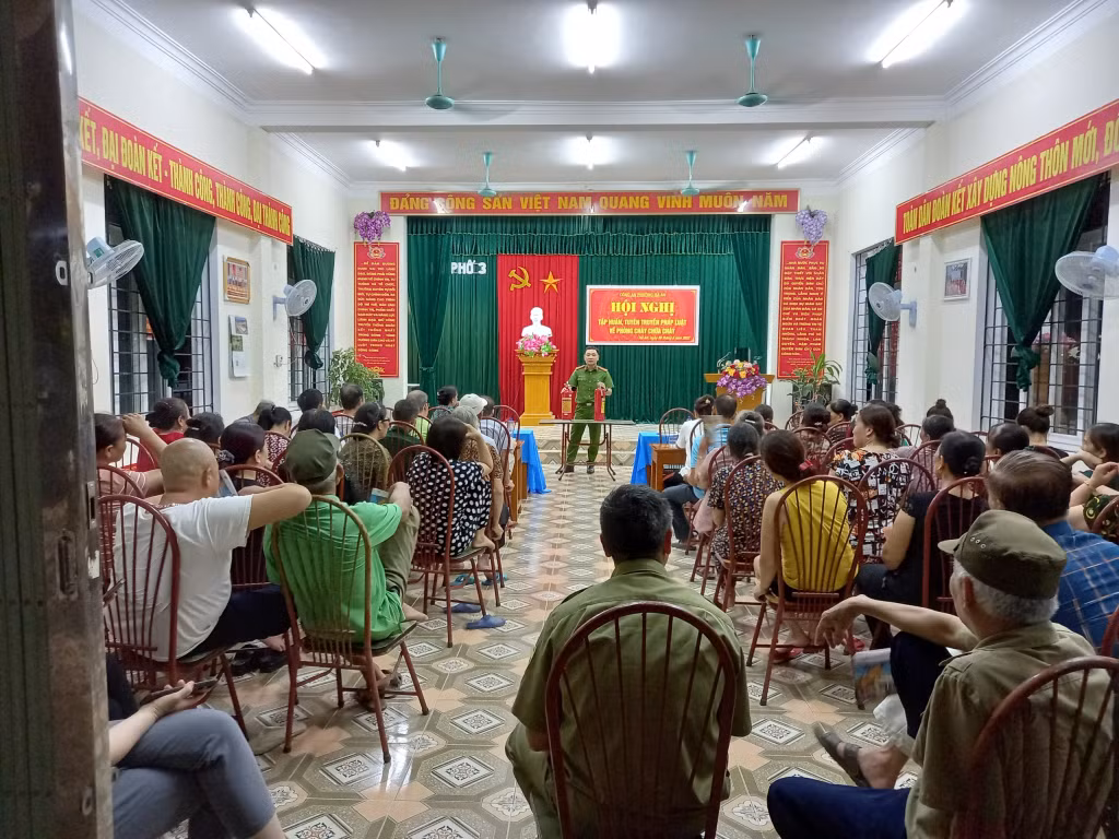 Công an phường Hà An hướng dẫn người dân sử dụng bình chứa cháy. (Ảnh do đơn vị cung cấp)