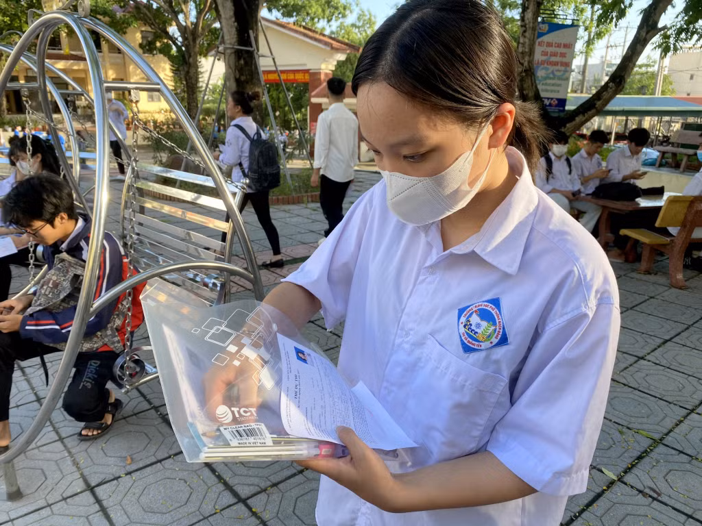 Thí sinh kiểm tra cẩn thận thẻ dự thi và đồ dùng trước khi vào phòng thi.