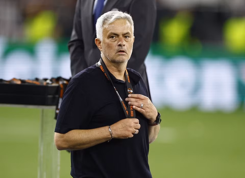 Mourinho bị phạt nặng vì hành vi lăng mạ trọng tài. Ảnh: Reuters.
