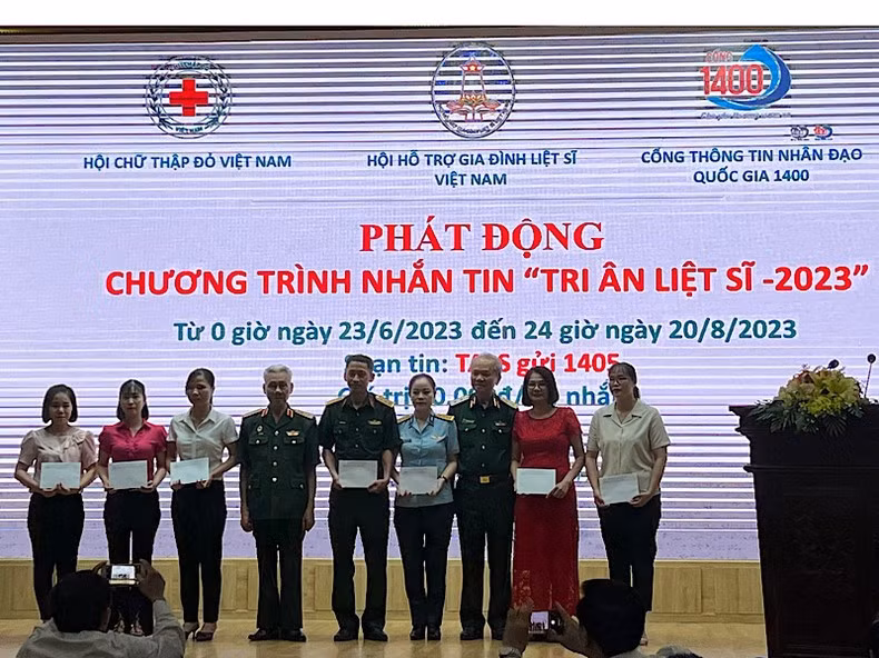Hội Hỗ trợ gia đình liệt sĩ Việt Nam trao quà cho 8 thân nhân, gia đình liệt sĩ.