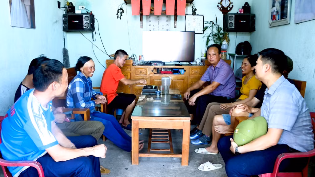 Lãnh đạo xã Quảng Minh (huyện Hải Hà) thường xuyên đến nhà người dân để tìm hiểu, chia sẻ với người dân trong cuộc sống.