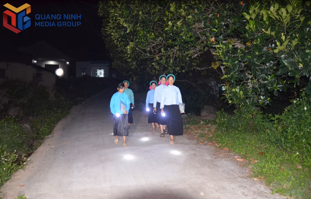 Người dân thôn Ngàn Vàng Giữa (xã Đồng Tâm, huyện Bình Liêu) đi học xóa mù chữ buổi tối.