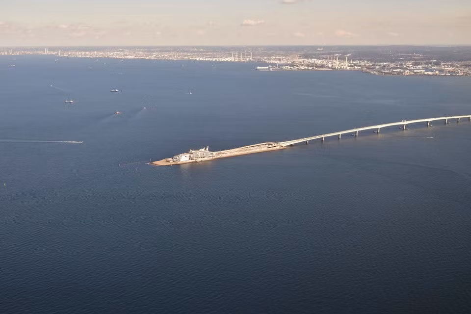 Tokyo Bay Aqua-Line là đường cao tốc được tạo thành từ sự kết hợp giữa cầu và đường hầm. Aqua-Line nối thành phố Kawasaki với thành phố Kisarazu của Nhật Bản, biến từ đường hầm thành một cây cầu trên đảo Umihotaru. Ảnh: Shutterstock.