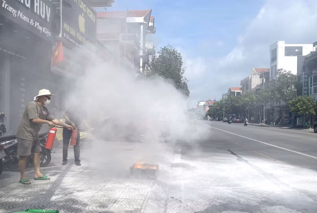 Người dân thực tập xử lý tình huống cháy nổ bằng bình chữa cháy tại chỗ.