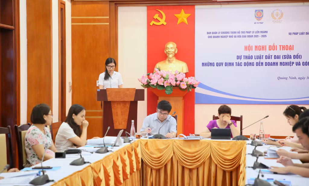 Các đại biểu là luật sư, chuyên gia về luật phát biểu tham luận tại hội nghị.