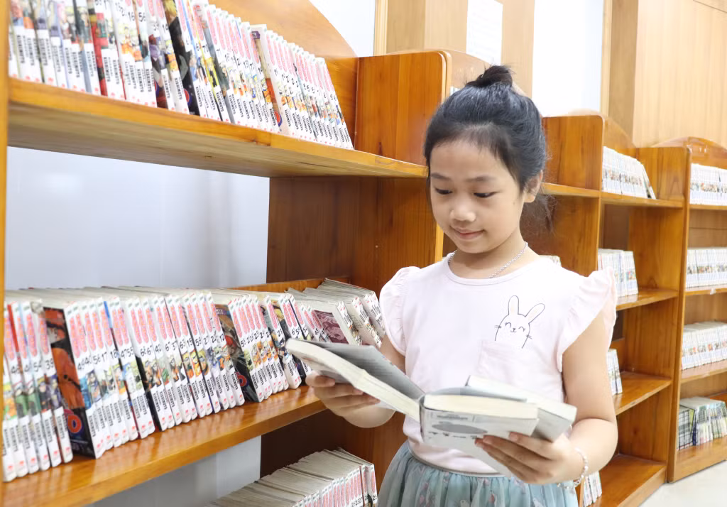 Kho tàng sách, truyện phong phú của Thư viện giúp các bạn nhỏ thoải mái tìm đọc.
